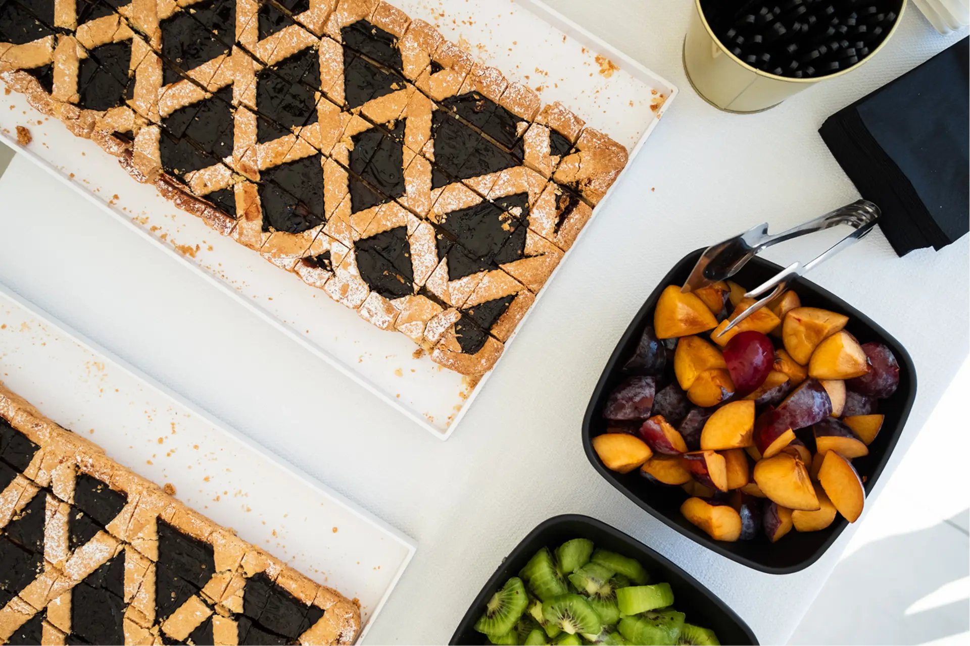 Crostata artigianale con frutta e dolci di pasticceria per il dessert