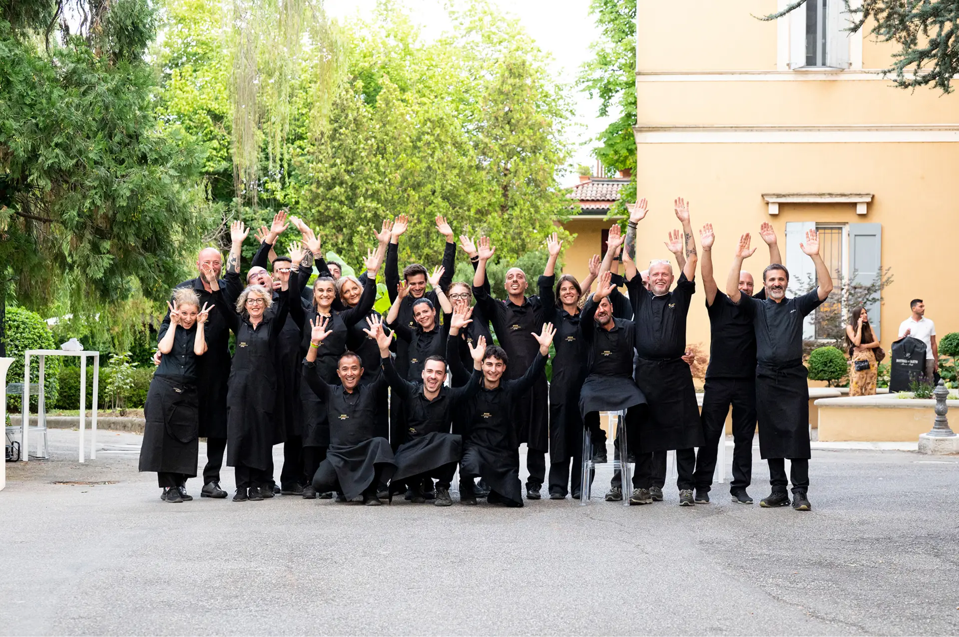 Staff La Casona Group – squadra di servizio sorridente durante un evento
