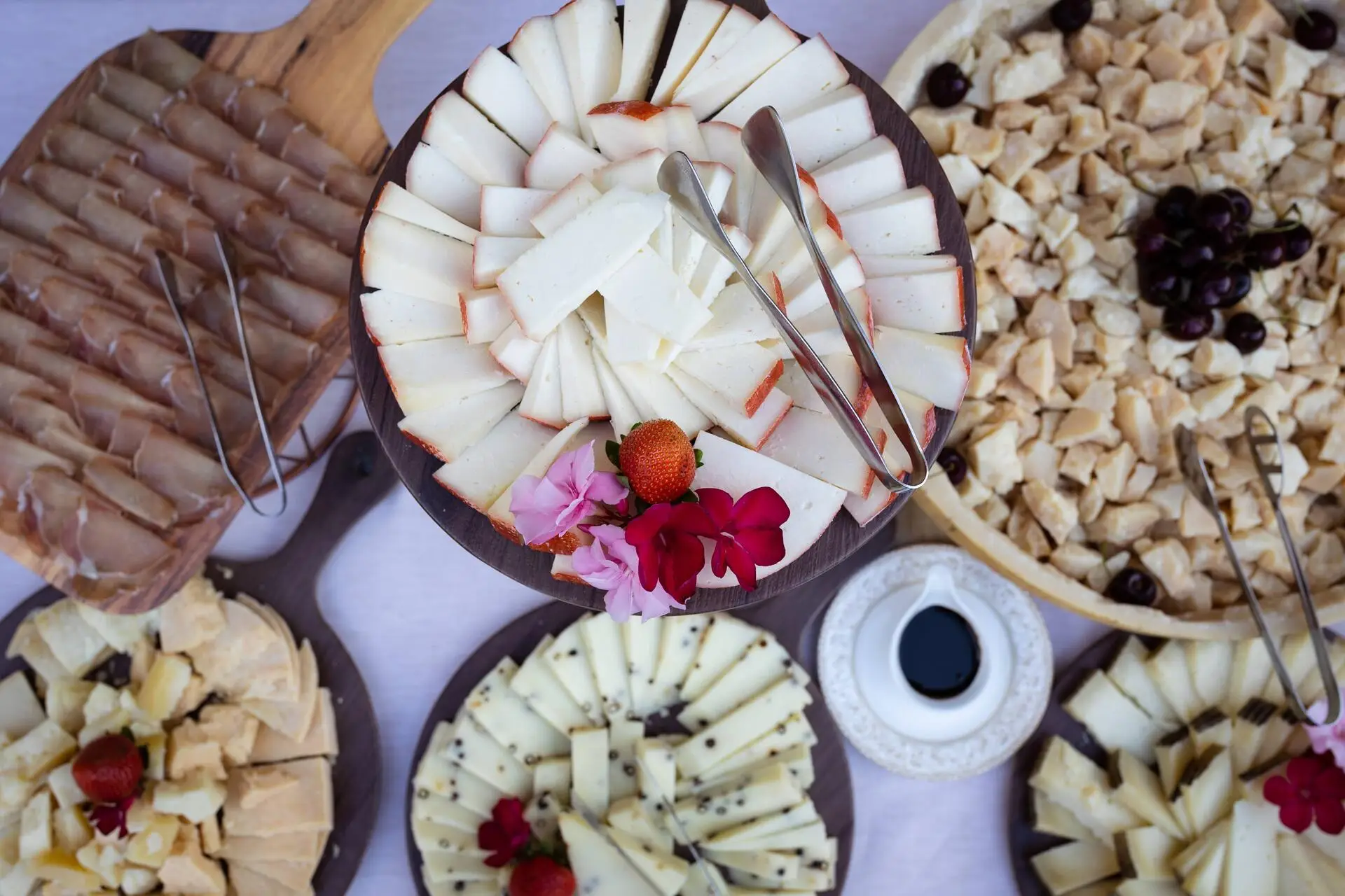 Tagliere di formaggi assortiti con fiori e aceto balsamico