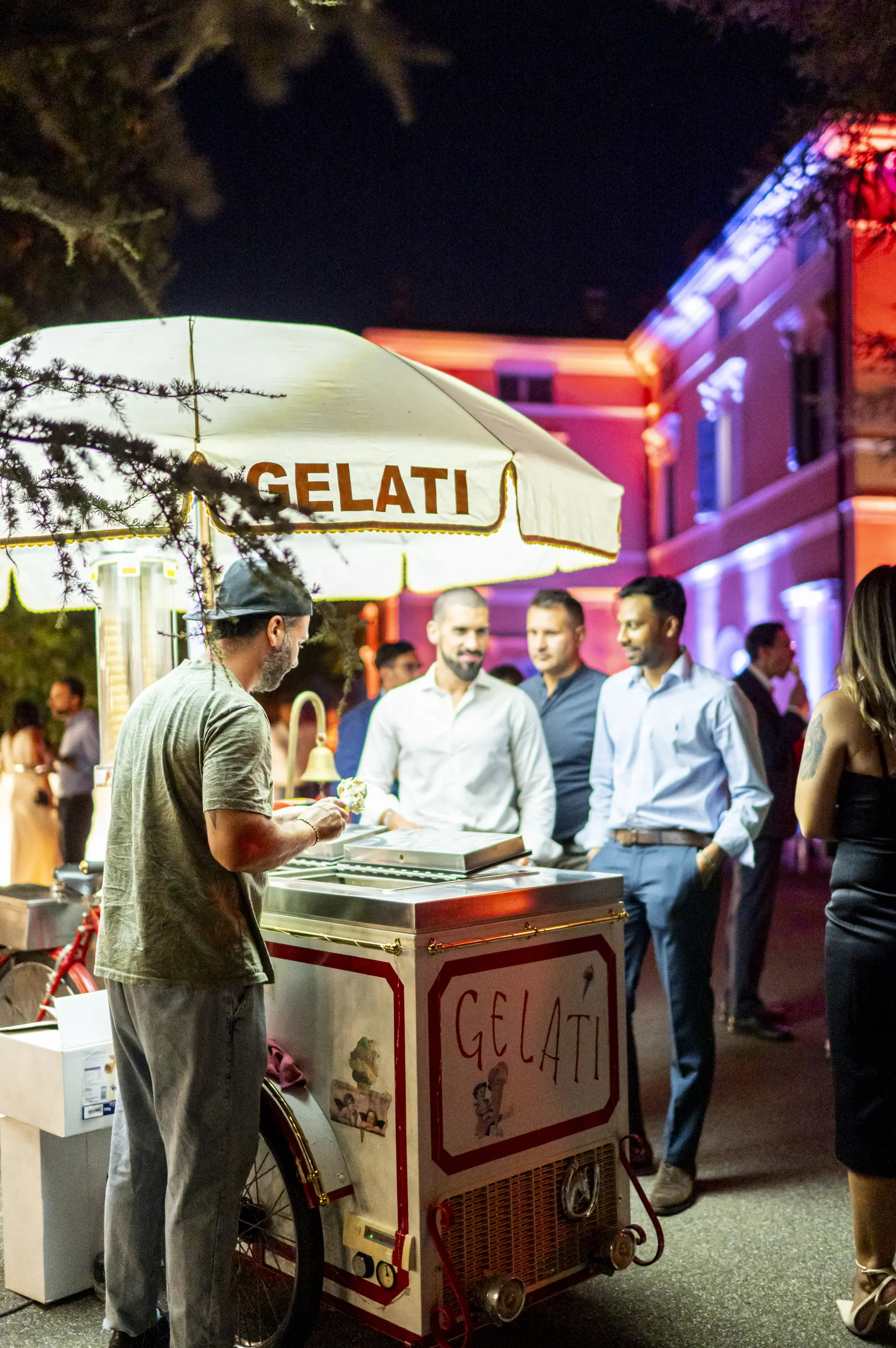 Evento a Villa Clelia con postazione gelati e ospiti durante il servizio serale