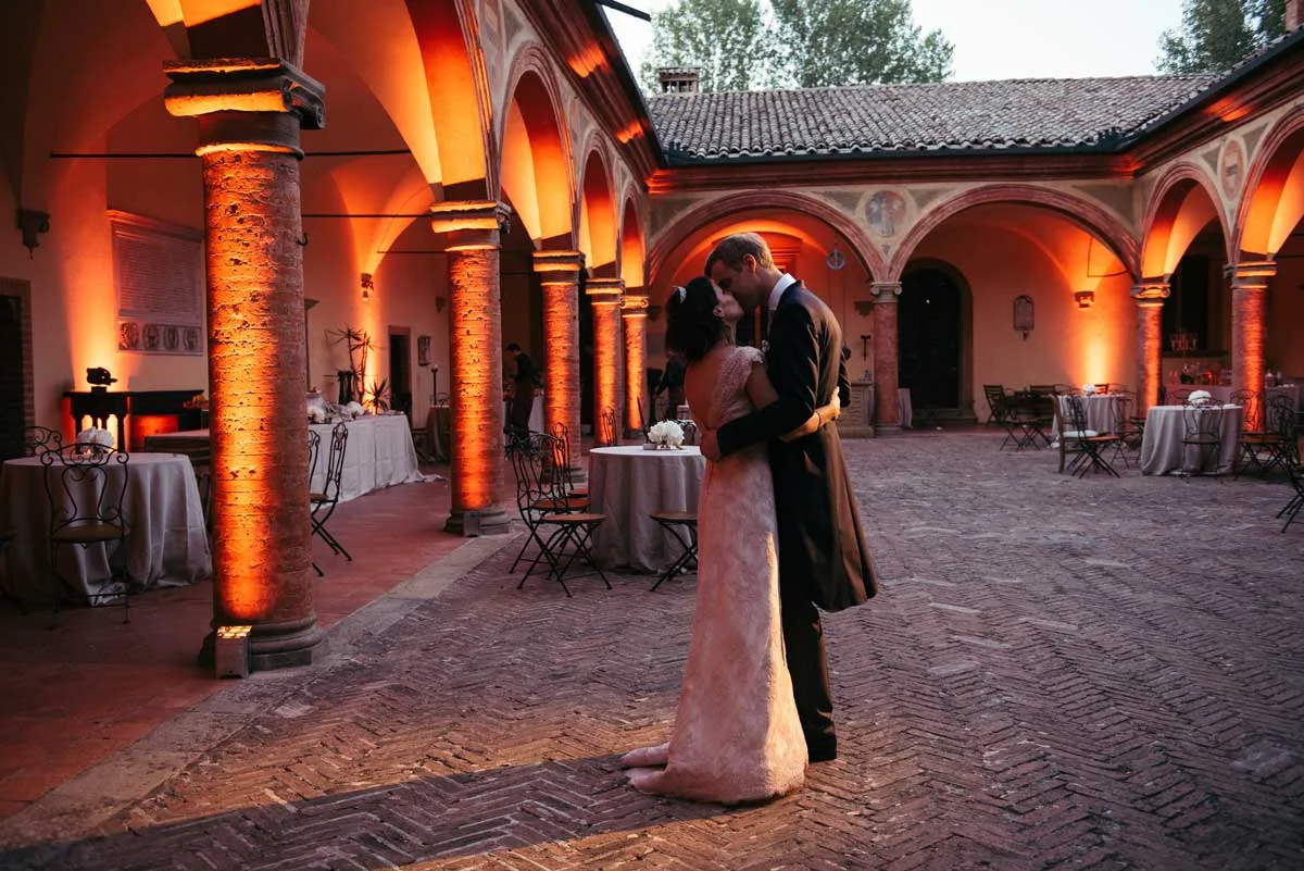 Coppia di sposi durante il ricevimento sotto il portico illuminato di Villa Isolani