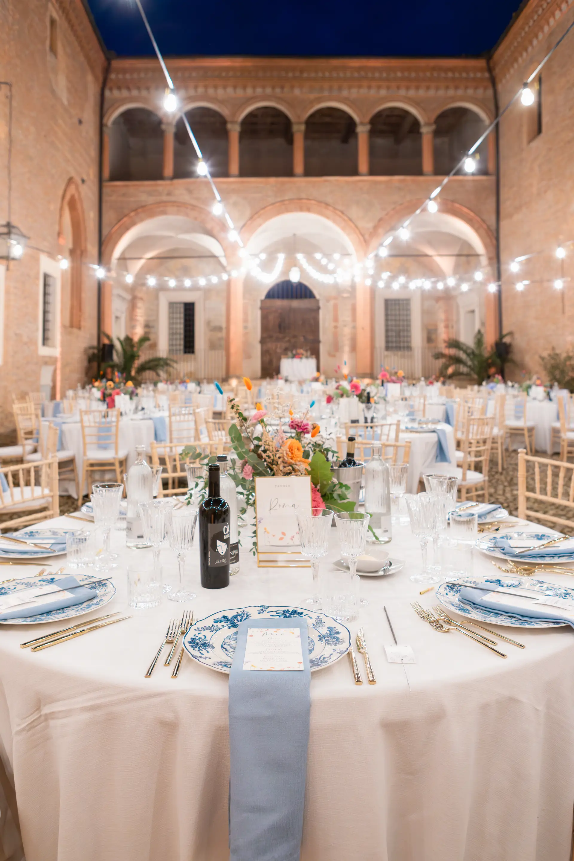 Tavolo imperiale decorato con fiori freschi per matrimonio a Rocca Isolani