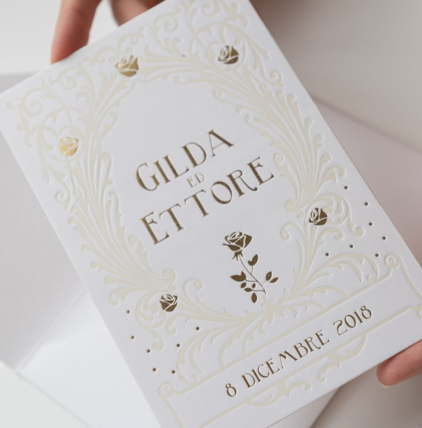 Invito di matrimonio artigianale con stampa a rilievo e dettagli dorati personalizzati.