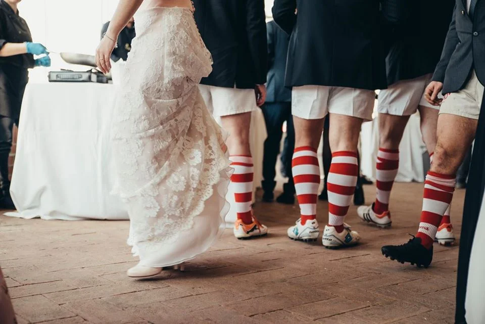 Dettaglio di sposi mano nella mano durante il servizio fotografico di 1più1Wedding
