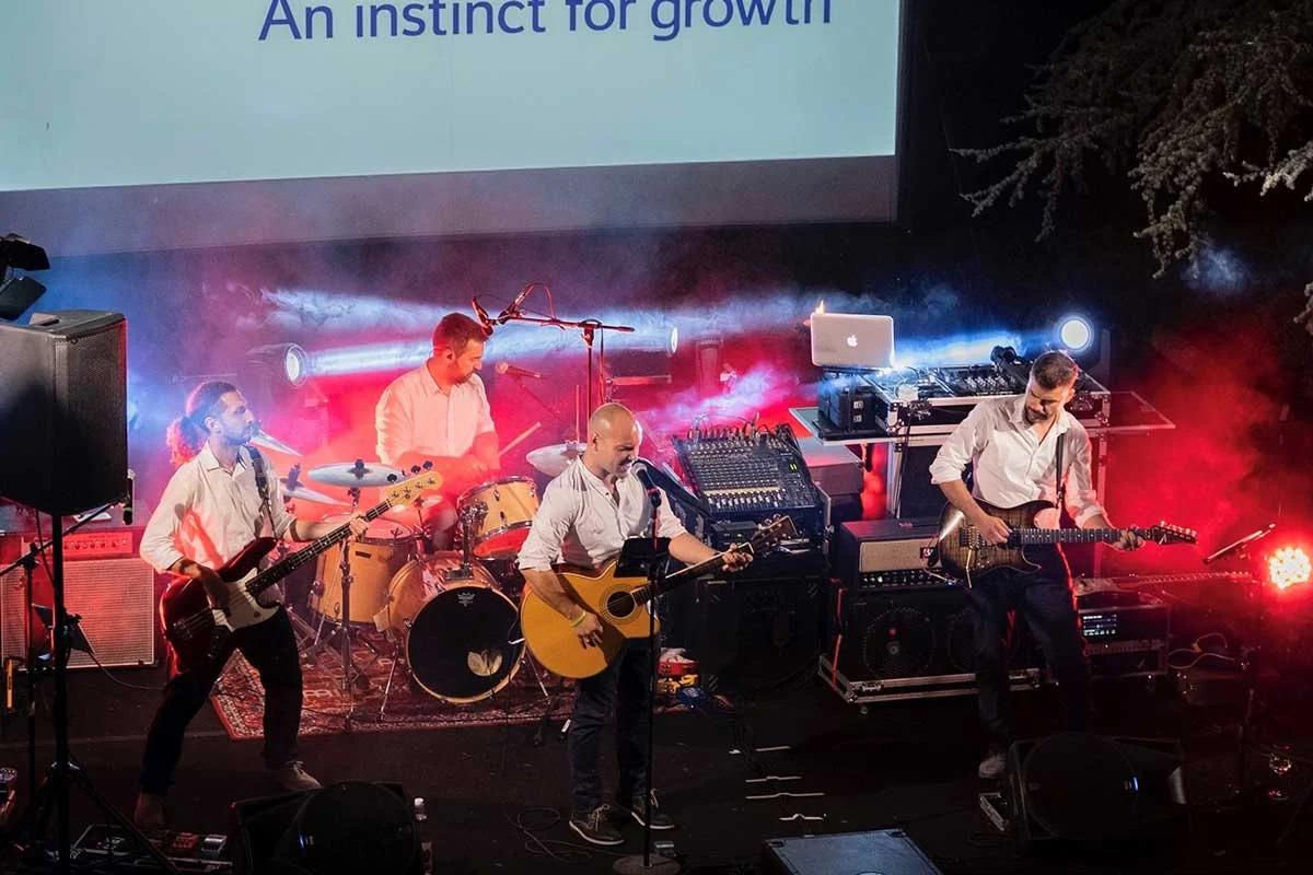 Esibizione live con band musicale Tretatelier & Shawband per intrattenimento durante eventi