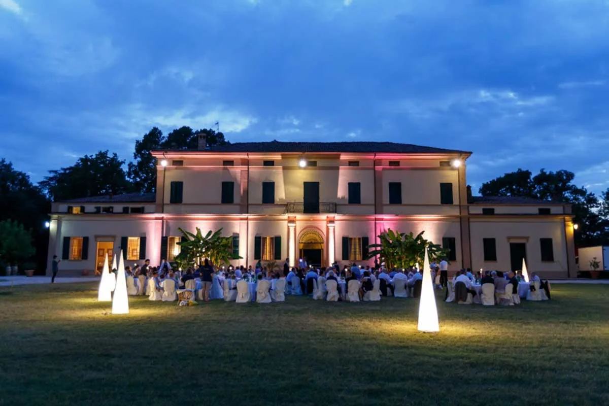 Vista serale di Villa Isolani illuminata per evento speciale