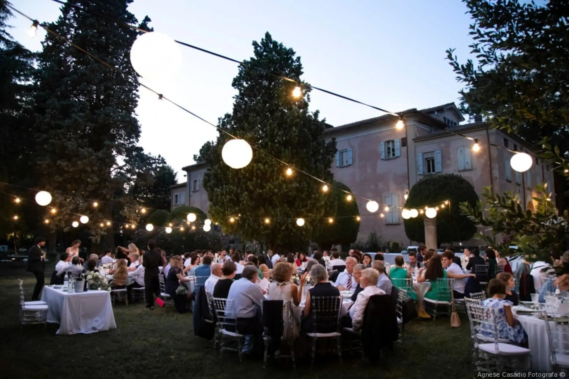 Ricevimento di matrimonio a Villa San Marco con giardino illuminato e tavoli all’aperto